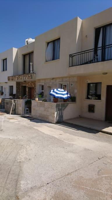 Isabella Court Townhouse Near Venus Beach And Lidl Paphos Extérieur photo